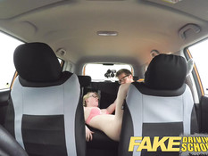 Инструктор по вождению отодрал светловолосую девку с косичками