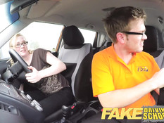 Инструктор по вождению отодрал светловолосую девку с косичками