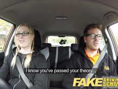 Инструктор по вождению отодрал светловолосую девку с косичками