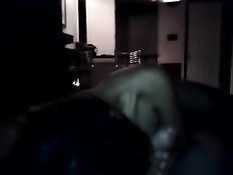 Парень снял на телефон, как подруга брюнетка сосёт хуй в темноте