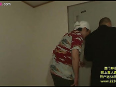 Привязанной к бамбуковой палке азиатской тёлке сделали фистинг