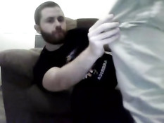 Бородатый гей отсосал у друга хуй и подставил разработанное очко