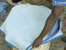 Трое возбуждённых голубых рабочих занимаются любовью в лесу