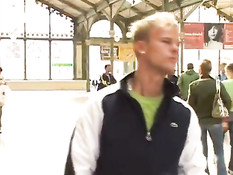 Молодой блондин гей отсосал член брюнету и отодрал его в задницу