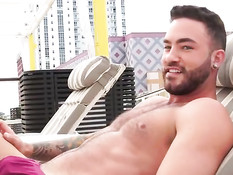 Трое голубых мужчин занимались сексом на кровати в своём номере