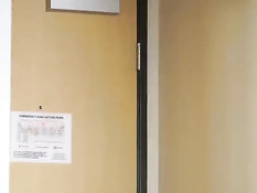 Трое голубых мужчин занимались сексом на кровати в своём номере