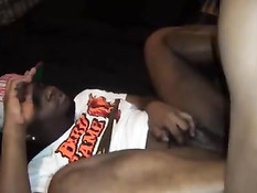 Чернокожий гей в бейсболке отсосал у негра член и подставил очко