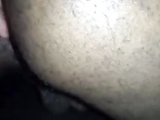 Чернокожий гей в бейсболке отсосал у негра член и подставил очко