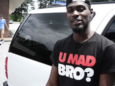 Белый парень гей отсосал член у негра и подставил свою задницу