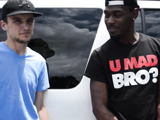 Белый парень гей отсосал член у негра и подставил свою задницу