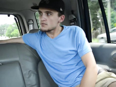 Белый парень гей отсосал член у негра и подставил свою задницу