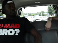 Белый парень гей отсосал член у негра и подставил свою задницу