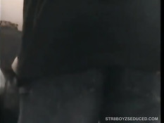 Друг в бейсболке намазал маслом и подрочил член волосатому гею