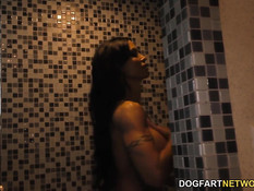 Чёрные мужчины вдвоём оттрахали грудастую брюнетку Jewels Jade