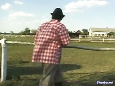 Немецкий фермер отшлёпал девку по попе и отодрал в киску и анус