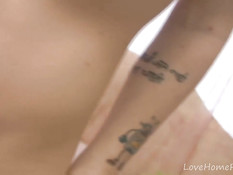 Девка в розовых трусиках трётся об член и доводит до эякуляции