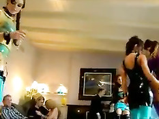 Покорную секс рабыню с косой Sasha Grey заставляют отсасывать