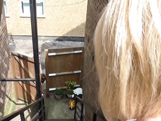 Британская домохозяйка сосёт любовнику член и ебётся на кровати