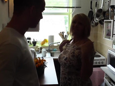 Британская домохозяйка сосёт любовнику член и ебётся на кровати