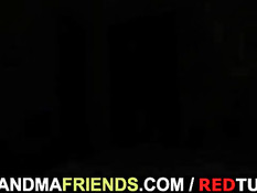 Горячую дамочку в сетчатых чулках оттрахали в волосатую письку