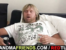 Горячую дамочку в сетчатых чулках оттрахали в волосатую письку