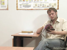 Студент дал отсосать и отымел зрелую русскую преподавательницу