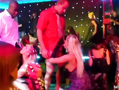 Возбуждённые тёлки сосут у парней члены и трахаются в секс клубе