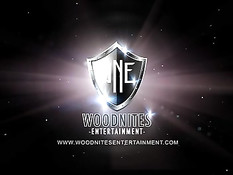 Татуированная брюнетка с большой жопой позирует на берегу озера