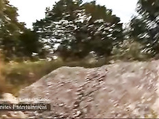 Татуированная брюнетка с большой жопой позирует на берегу озера