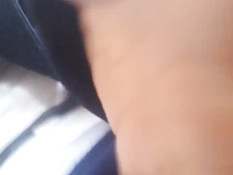 Девушка мастурбирует свою волосатую пизду и снимает на смартфон