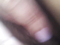 Девушка мастурбирует свою волосатую пизду и снимает на смартфон