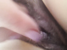 Девушка мастурбирует свою волосатую пизду и снимает на смартфон