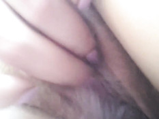 Девушка мастурбирует свою волосатую пизду и снимает на смартфон