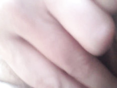 Девушка мастурбирует свою волосатую пизду и снимает на смартфон