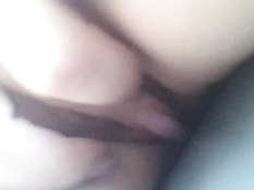 Девушка мастурбирует свою волосатую пизду и снимает на смартфон