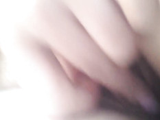 Девушка мастурбирует свою волосатую пизду и снимает на смартфон