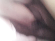 Девушка мастурбирует свою волосатую пизду и снимает на смартфон