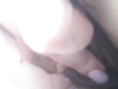 Девушка мастурбирует свою волосатую пизду и снимает на смартфон