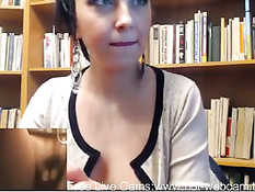 Молодая посетительница библиотеки оголяет сиськи и теребит киску
