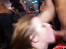 Молодые шалавы дрочат и отсасывают члены на вечеринке в клубе