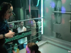 Возбуждённые девушки занимаются сексом на вечеринке в казино