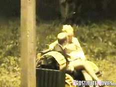 Мужчина в деловом костюме оттрахал шалаву на скамейке в парке