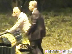 Мужчина в деловом костюме оттрахал шалаву на скамейке в парке