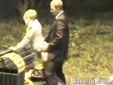 Мужчина в деловом костюме оттрахал шалаву на скамейке в парке