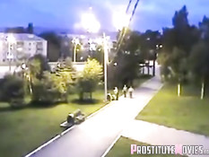 Мужчина в деловом костюме оттрахал шалаву на скамейке в парке