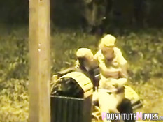 Мужчина в деловом костюме оттрахал шалаву на скамейке в парке