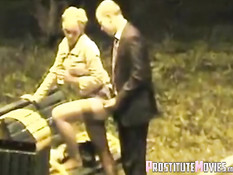 Мужчина в деловом костюме оттрахал шалаву на скамейке в парке