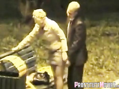 Мужчина в деловом костюме оттрахал шалаву на скамейке в парке