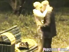 Мужчина в деловом костюме оттрахал шалаву на скамейке в парке