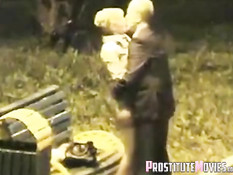 Мужчина в деловом костюме оттрахал шалаву на скамейке в парке